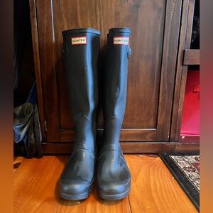 Women’s size 9 Hunter rain boots. Great condition.